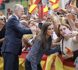 Sus Majestades los Reyes reciben una calurosa bienvenida por parte de la población ceutí 