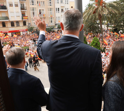 Sus Majestades los Reyes saludan desde el balcón del Palacio de la Asamblea de Ceuta