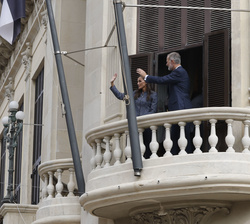 Sus Majestades los Reyes saludan desde el balcón del Palacio de la Asamblea de Ceuta