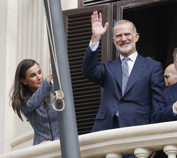 Sus Majestades los Reyes saludan desde el balcón del Palacio de la Asamblea de Ceuta