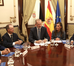 Sus Majestades los Reyes durante la reunión de trabajo con representantes de la sociedad de Ceuta y miembros del consejo de gobierno de la Ciudad Autónoma