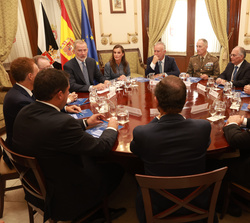 Sus Majestades los Reyes durante la reunión de trabajo con representantes de la sociedad de Ceuta y miembros del consejo de gobierno de la Ciudad Autónoma