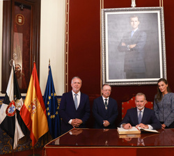 Su Majestad el Rey firma en el Libro de Honor, en presencia de Su Majestad la Reina, el presidente de Ceuta y el ministro de Política Territorial y Memoria Democrática