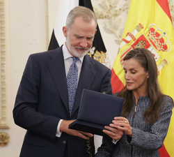 Sus Majestades los Reyes tras la entrega de la Llave de la Ciudad de manos del presidente de Ceuta