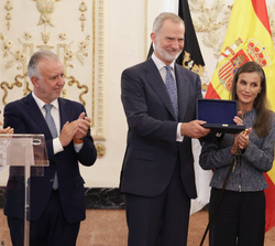Sus Majestades los Reyes tras la entrega de la Llave de la Ciudad de manos del presidente de Ceuta