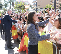Sus Majestades los Reyes saludan a los vecinos de Ceuta a su salida del Palacio de la Asamblea