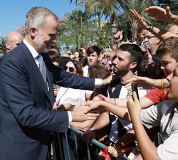 Su Majestad el Rey saluda a los ceutíes a la salida del Ayuntamiento