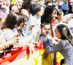 Su Majestad la Reina saluda a un niño a la salida del Ayuntamiento