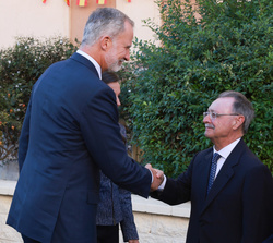 Sus Majestades los Reyes son recibidos a su llegada a la Barriada Manzanera por el presidente de Ceuta y el delegado del Gobierno en la Ciudad Autónoma