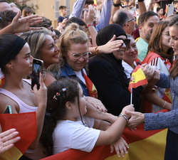 Su Majestad la Reina saluda a los vecinos de la Barriada Manzanera