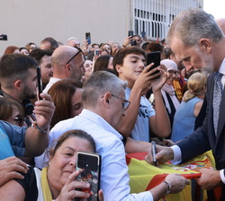 Su Majestad el Rey durante su recorrido por la Barriada Manzanera