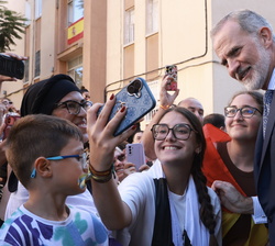 Su Majestad el Rey se fotografía con unos jóvenes de la Barriada Manzanera
