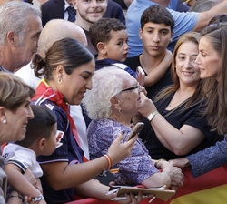 Su Majestad la Reina conversa con una vecina de la Barriada Manzanera