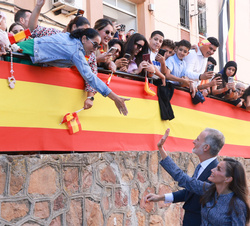 Sus Majestades los Reyes saludan a los vecinos de la Barriada Manzanera 