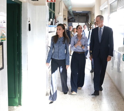 Sus Majestades los Reyes a su llegada al CEIP Vicente Aleixandre, acompañados de la directora del centro