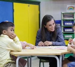 Su Majestad la Reina conversa con los alumnos del CEIP Vicente Aleixandre