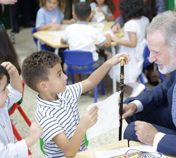 Su Majestad el Rey conversa con los alumnos del CEIP Vicente Aleixandre