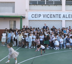 Fotografía de grupo de Sus Majestades los Reyes con los alumnos del CEIP Vicente Aleixandre