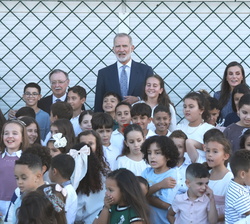 Fotografía de grupo de Sus Majestades los Reyes con los alumnos del CEIP Vicente Aleixandre