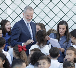 Sus Majestades los Reyes conversan con los alumnos del CEIP Vicente Aleixandre