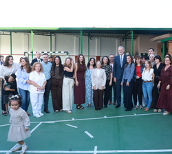 Fotografía de grupo de Sus Majestades los Reyes con el equipo docente del CEIP Vicente Aleixandre