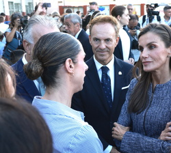 Su Majestad la Reina conversa con el equipo docente del CEIP Vicente Aleixandre