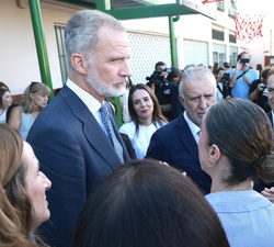 Sus Majestades los Reyes conversa con el equipo docente del CEIP Vicente Aleixandre