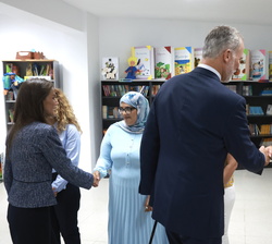 Sus Majestades los Reyes saludan al equipo docente del CEIP Vicente Aleixandre