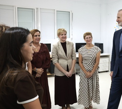 Sus Majestades los Reyes conversan con el equipo docente del CEIP Vicente Aleixandre