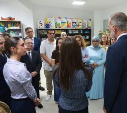 Sus Majestades los Reyes conversan con el equipo docente del CEIP Vicente Aleixandre