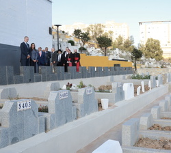 Sus Majestades los Reyes acompañados de representantes de las cuatro confesiones mayoritarias que conviven en Ceuta en el cementerio musulmán Sidi Embarek