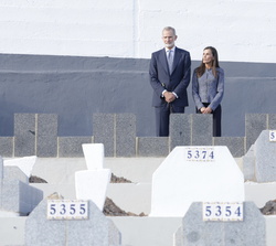 Sus Majestades los Reyes en el cementerio musulmán Sidi Embarek, muestran su respeto por las personas fallecidas en el mar los pasados días 30 y 31 de julio