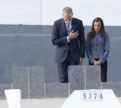 Sus Majestades los Reyes en el cementerio musulmán Sidi Embarek, muestran su respeto por las personas fallecidas en el mar los pasados días 30 y 31 de julio
