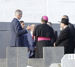 Sus Majestades los Reyes en el cementerio musulmán Sidi Embarek, conversan con los representantes de las cuatro confesiones mayoritarias que conviven en Ceuta  