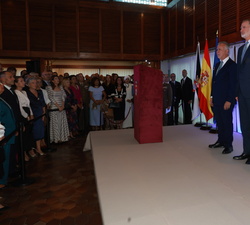 Sus Majestades los Reyes acompañados por el presidente de Ceuta y el ministro ministro de Política Territorial y Memoria Democrática, durante la interpretación del Himno Nacional, en el encuentro con la sociedad ceutí