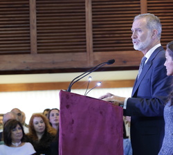Su Majestad el Rey junto a Su Majestad la Reina durtante su intervención en el encuentro con la sociedad ceutí
