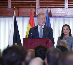 Su Majestad el Rey junto a Su Majestad la Reina se dirige a la sociedad ceutí