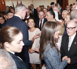 Sus Majestades los Reyes conversan con una representación de la sociedad ceutí