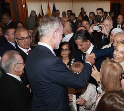 Su Majestad el Rey conversan con una representación de la sociedad ceutí