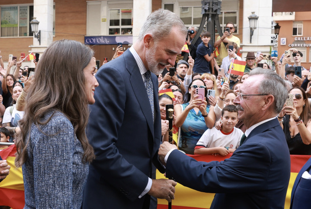 Su Majestad el Rey recibe el bastón de mando de manos del presidente de la Ciudad Autónoma de Ceuta, Juan Jesús Vivas