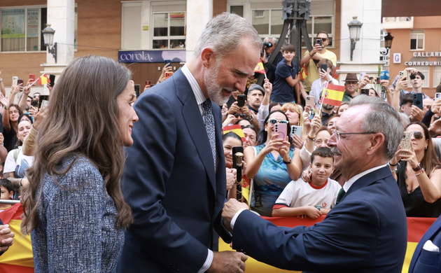 Su Majestad el Rey recibe el bastón de mando de manos del presidente de la Ciudad Autónoma de Ceuta, Juan Jesús Vivas