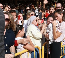 Doña Letizia con un pequeño en brazos