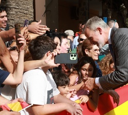 Don Felipe con los niños