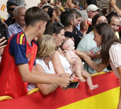 Doña Letizia recibe el afecto de los melillenses