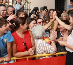 La Reina durante el cariñoso recibimiento de los melillenses