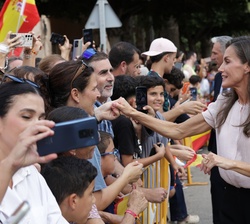 La Reina con los melillenses