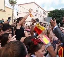 El Rey interactua con los niños