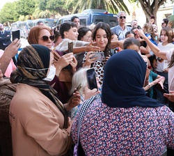 Doña Letizia conversa con los vecinos de Melilla
