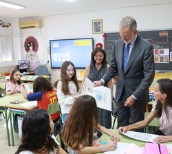 Los Reyes durante la visita a un aula de educación primaria del CEIP Pintor Eduardo Morillas