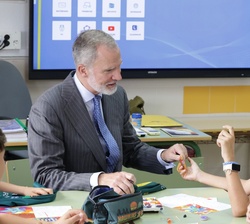 Don Felipe participa en el aula con los niños